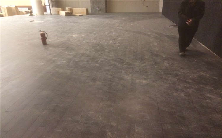 橡膠木運動籃球地板造價是的多少？