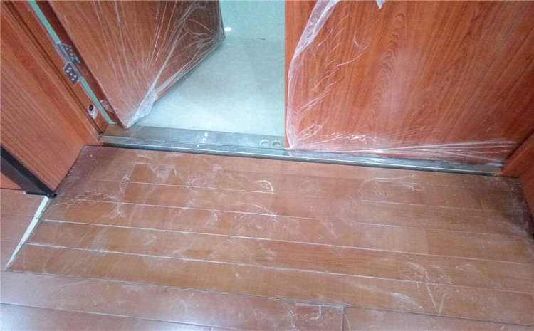 松木羽毛球館木地板怎么翻新？