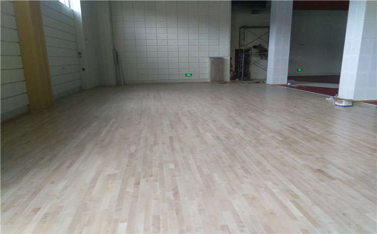 體育館木地板單層龍骨與雙層龍骨存在哪些區別？