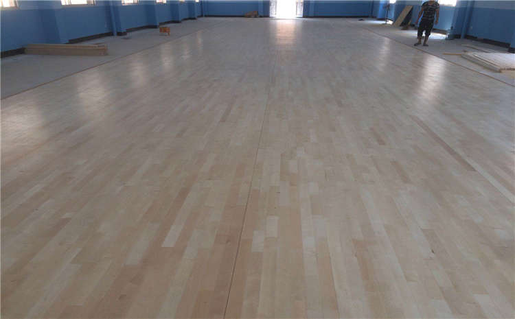 五角楓體育館實(shí)木地板廠**哪**好？